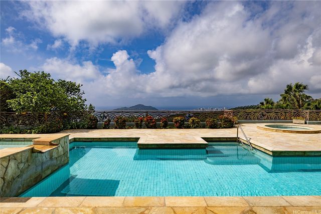 1980 Laukahi Street, Honolulu, HI 96821