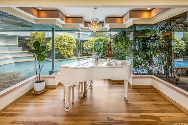 1980 Laukahi Street, Honolulu, HI 96821