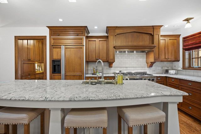 5346 N Hollywood AVENUE, Whitefish Bay, WI 53217