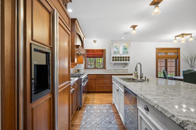 5346 N Hollywood AVENUE, Whitefish Bay, WI 53217
