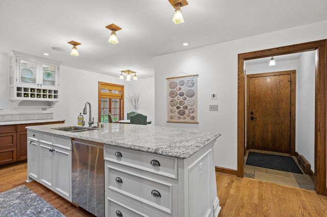 5346 N Hollywood AVENUE, Whitefish Bay, WI 53217