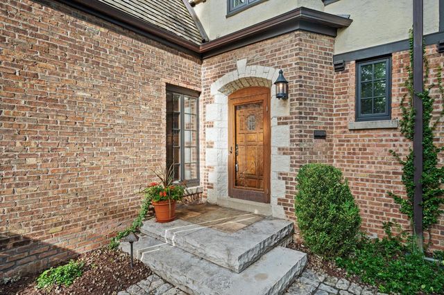 5346 N Hollywood AVENUE, Whitefish Bay, WI 53217