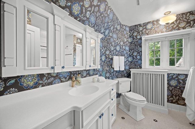 5346 N Hollywood AVENUE, Whitefish Bay, WI 53217