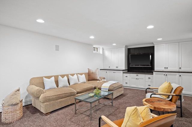5346 N Hollywood AVENUE, Whitefish Bay, WI 53217