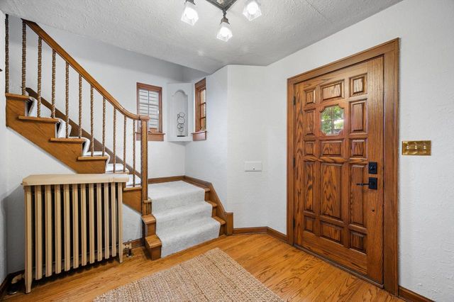 5346 N Hollywood AVENUE, Whitefish Bay, WI 53217