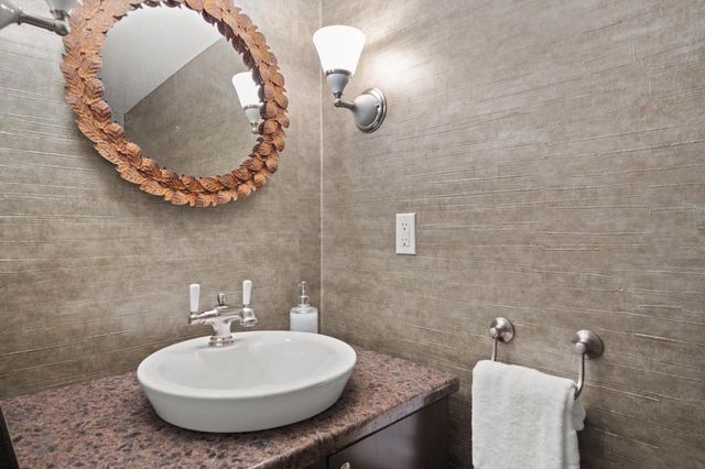 5346 N Hollywood AVENUE, Whitefish Bay, WI 53217