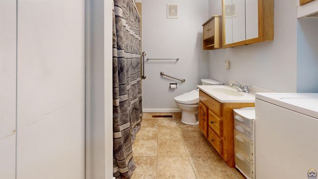 2909 SW Twilight DR, Topeka, KS 66614