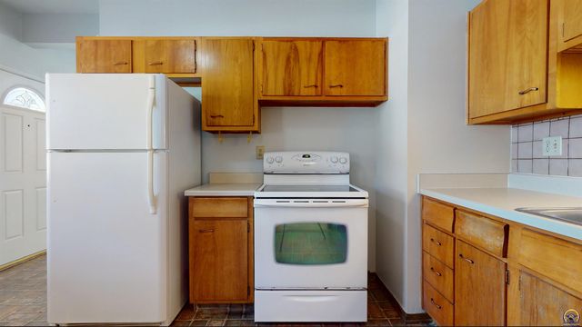 2909 SW Twilight DR, Topeka, KS 66614