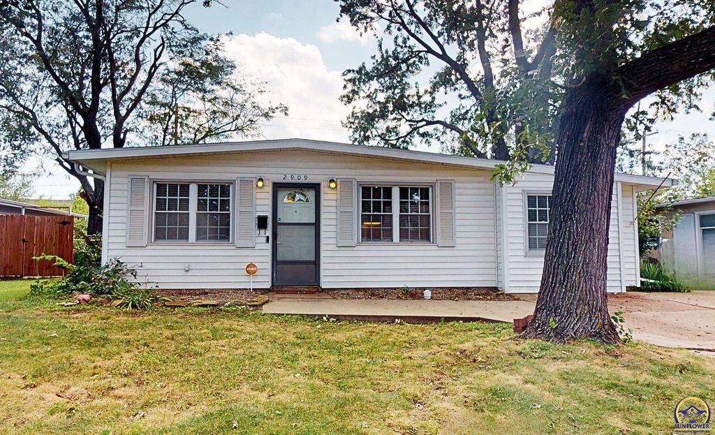 2909 SW Twilight DR, Topeka, KS 66614