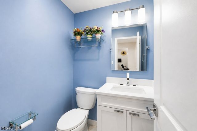 45 Bond St, Bridgewater Twp., NJ 08807