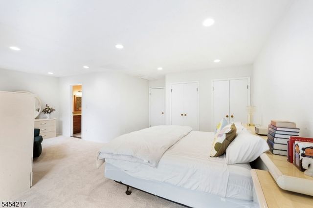 45 Bond St, Bridgewater Twp., NJ 08807