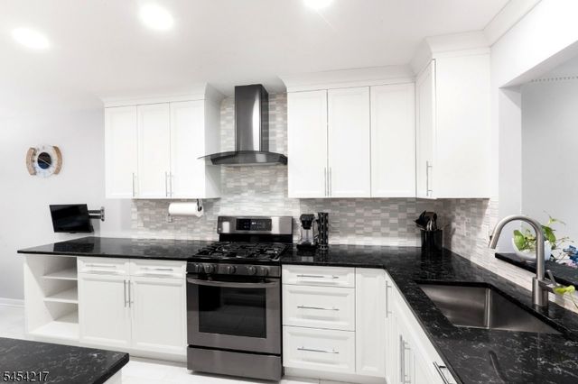 45 Bond St, Bridgewater Twp., NJ 08807