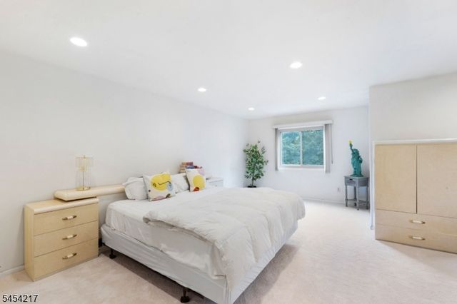 45 Bond St, Bridgewater Twp., NJ 08807