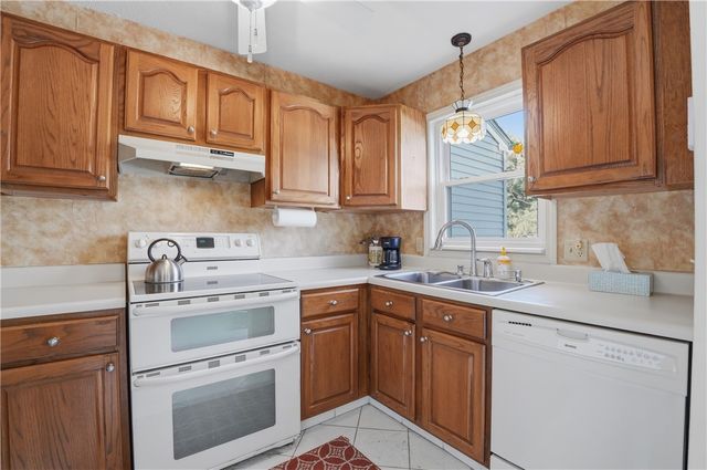 1 Willow Glen Circle 106, Warwick, RI 02889