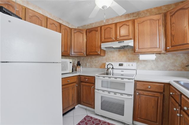 1 Willow Glen Circle 106, Warwick, RI 02889