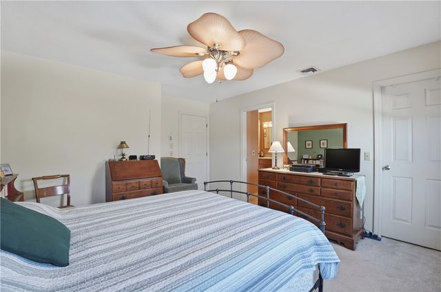 1 Willow Glen Circle 106, Warwick, RI 02889