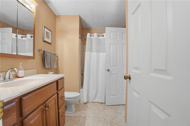 1 Willow Glen Circle 106, Warwick, RI 02889