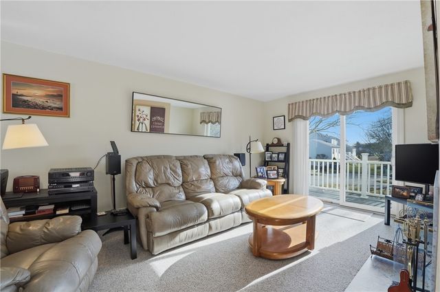 1 Willow Glen Circle 106, Warwick, RI 02889