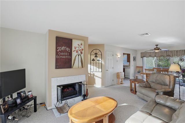 1 Willow Glen Circle 106, Warwick, RI 02889