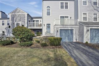 1 Willow Glen Circle 106, Warwick, RI 02889