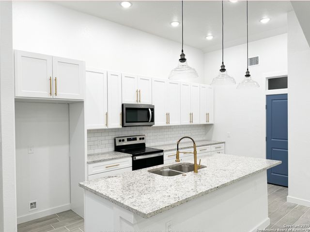 107 S Lon Price, Blanco, TX 78606