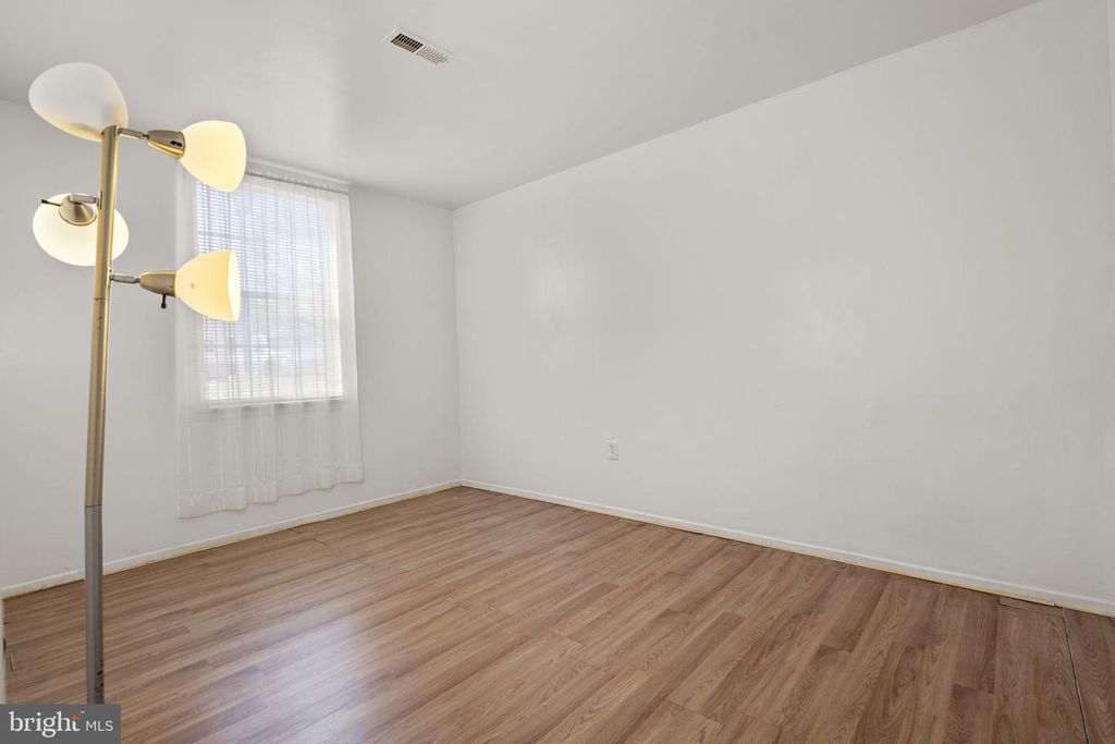 Image 14 of property listing at 1401 KEY PKWY #102, Frederick, MD 21702