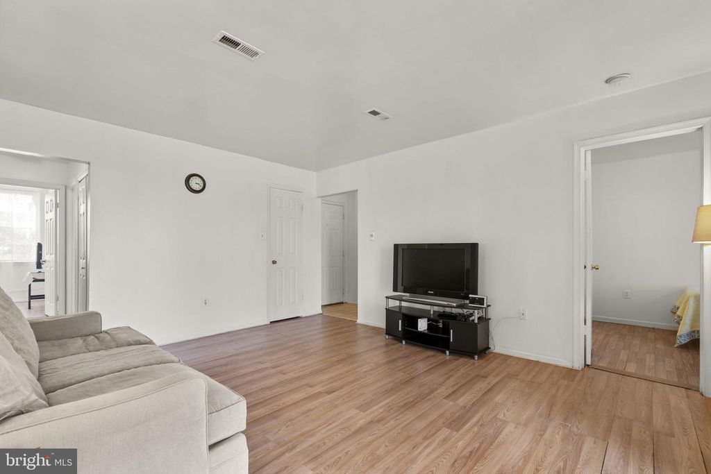 Image 4 of property listing at 1401 KEY PKWY #102, Frederick, MD 21702