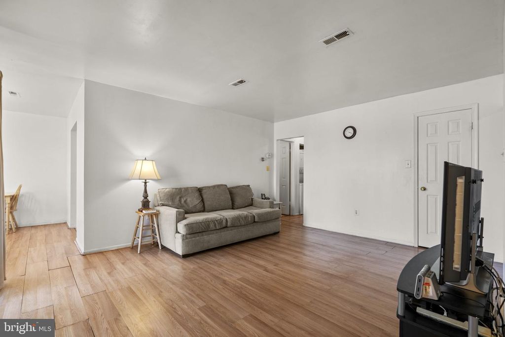 Image 6 of property listing at 1401 KEY PKWY #102, Frederick, MD 21702