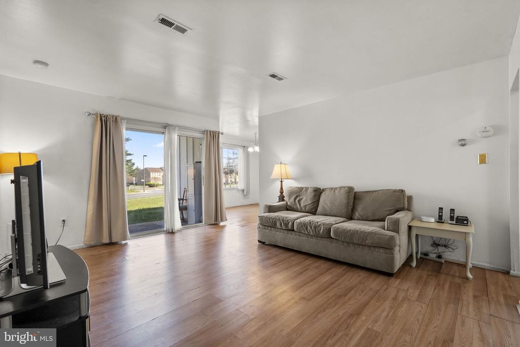 Image 8 of property listing at 1401 KEY PKWY #102, Frederick, MD 21702