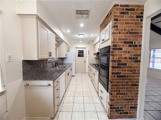 3710 Kingston Dr, Corpus Christi, TX 78415