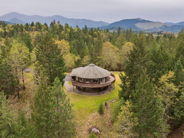 398 Madrone Ridge Drive, Grants Pass, OR 97527