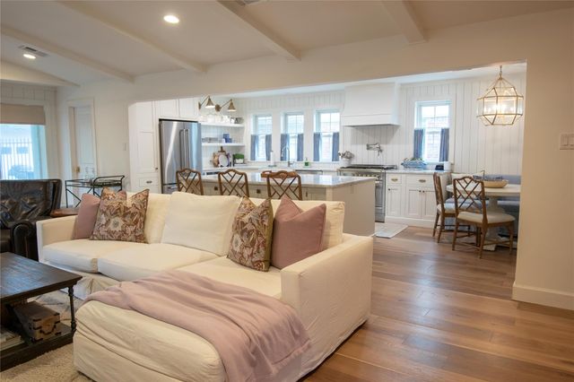 7611 Fairdale Lane, Houston, TX 77063