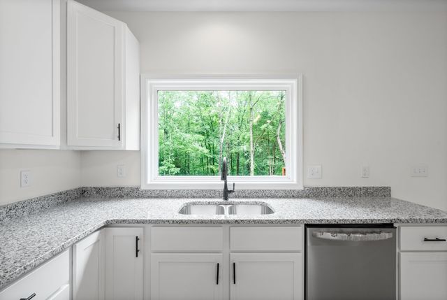 690 Brazzle Rd, Waverly, TN 37185