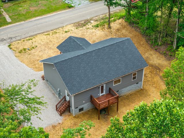 690 Brazzle Rd, Waverly, TN 37185
