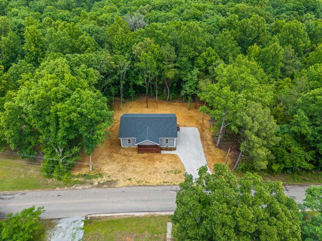690 Brazzle Rd, Waverly, TN 37185