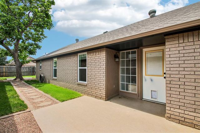 2125 Goodrich Drive, Moore, OK 73170