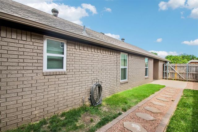 2125 Goodrich Drive, Moore, OK 73170