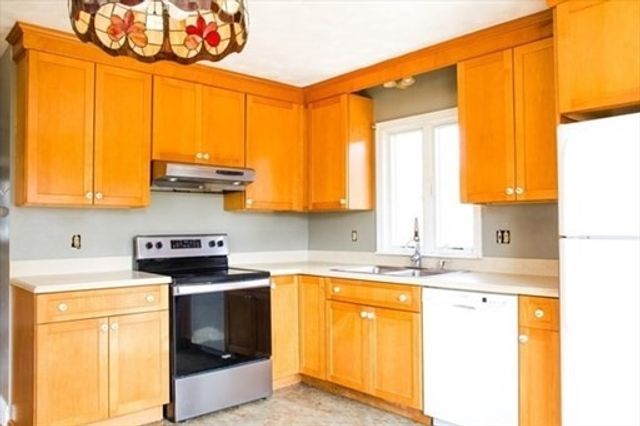 7 Marina Dr, Mattapoisett, MA 02739