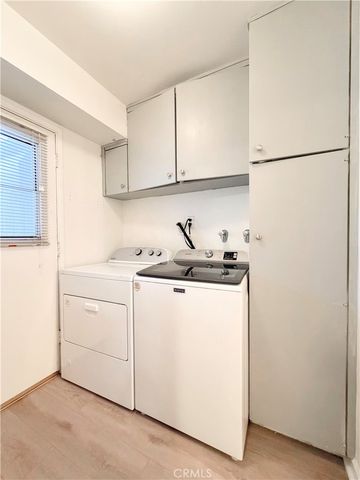 22131 Oxnard Street, Woodland Hills, CA 91367