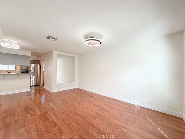 22131 Oxnard Street, Woodland Hills, CA 91367