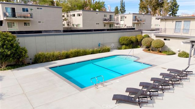 22131 Oxnard Street, Woodland Hills, CA 91367