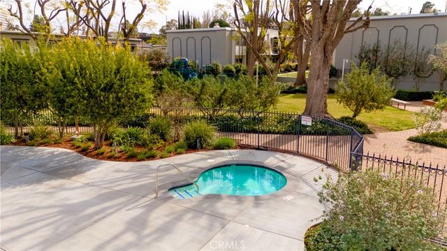 22131 Oxnard Street, Woodland Hills, CA 91367