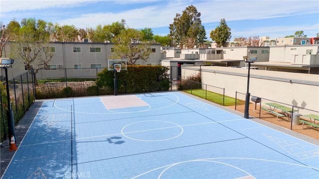 22131 Oxnard Street, Woodland Hills, CA 91367
