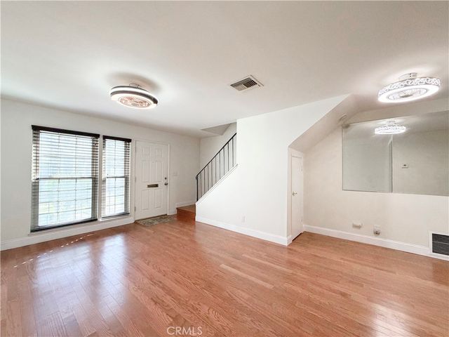 22131 Oxnard Street, Woodland Hills, CA 91367