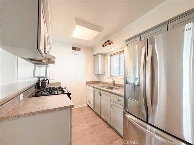 22131 Oxnard Street, Woodland Hills, CA 91367