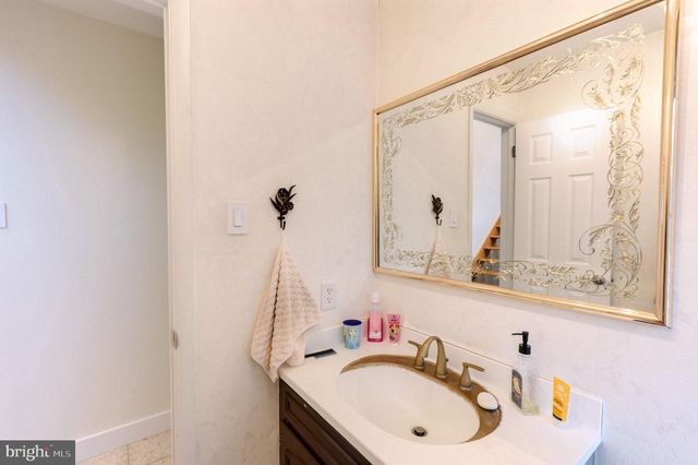 2210 GREENWOOD RD, Allentown, PA 18103