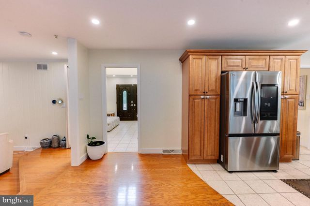 2210 GREENWOOD RD, Allentown, PA 18103