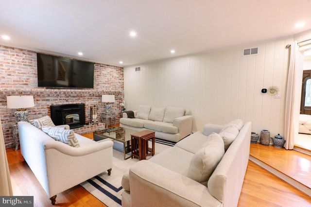 2210 GREENWOOD RD, Allentown, PA 18103