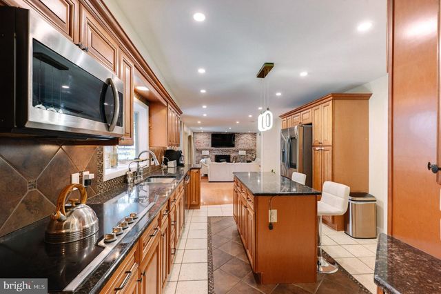 2210 GREENWOOD RD, Allentown, PA 18103