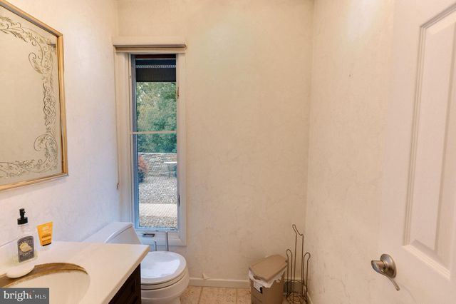 2210 GREENWOOD RD, Allentown, PA 18103